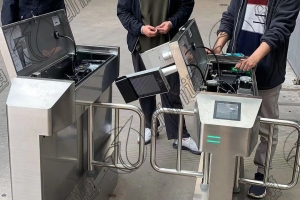 “電子哨兵”擺閘！刷臉即可顯示綠碼核酸等多項(xiàng)成果